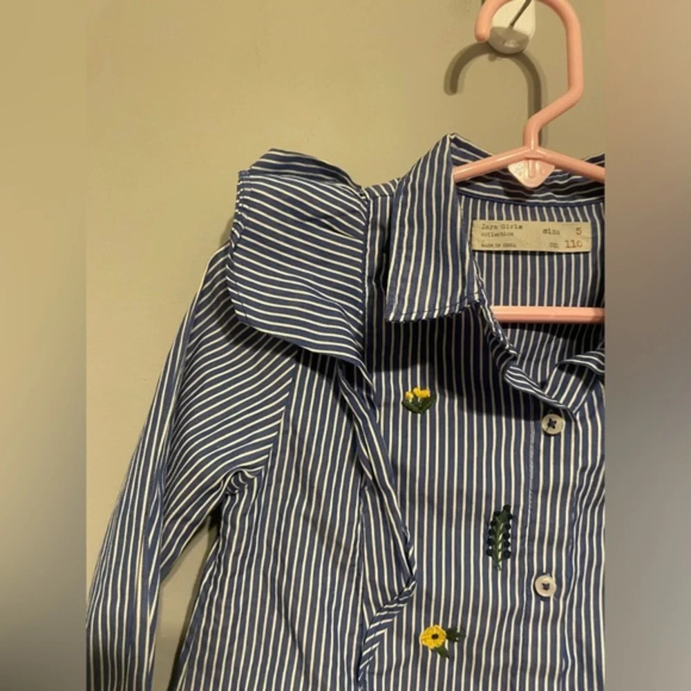 ZARA GIRLS striped collared dress shirt‎ with floral design and ruffles size 5